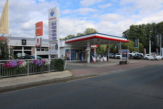 Tankstelle des Autohauses in Hanstedt mit Zapfsäulen und blühenden Blumenampeln an der Straße @ 